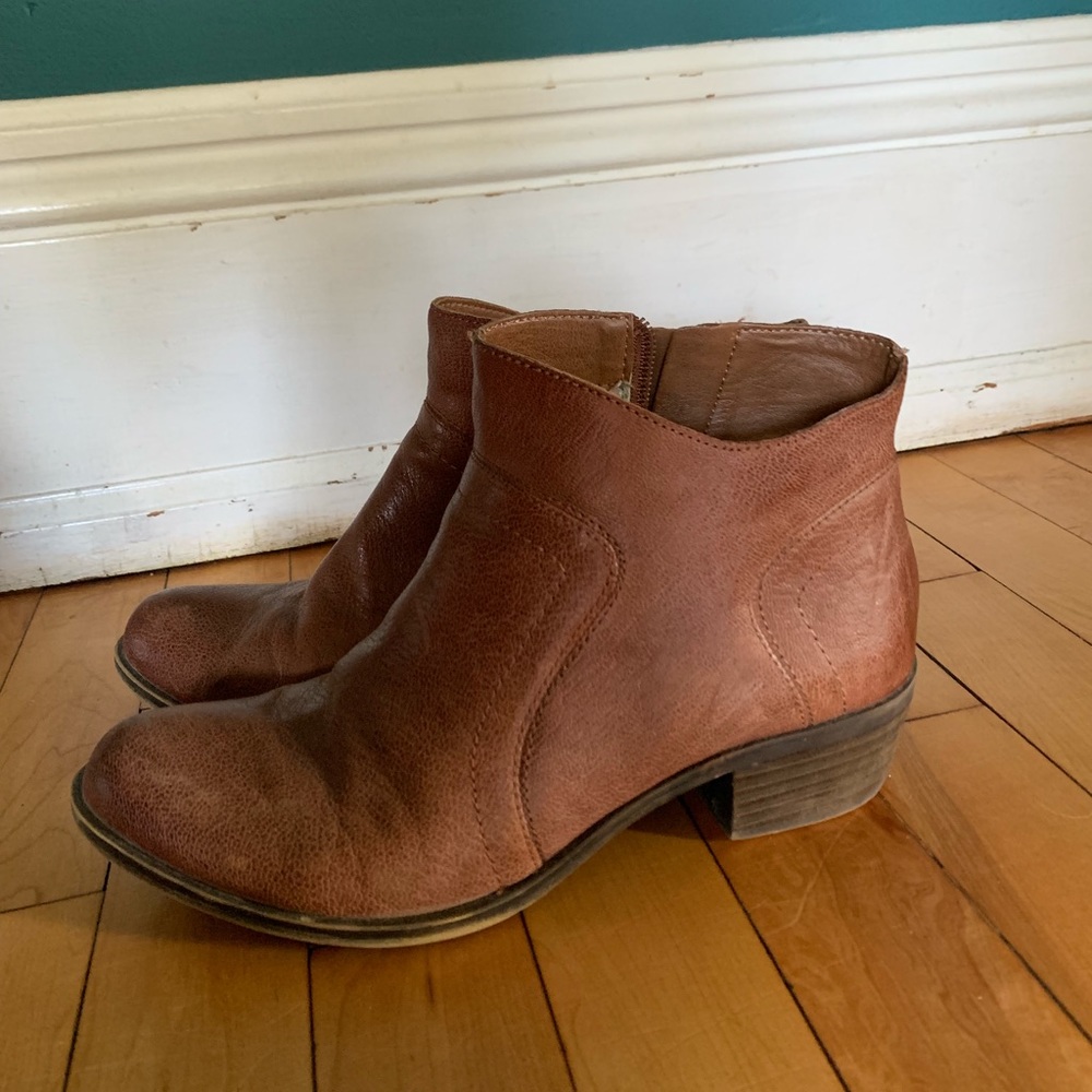 Lucky brand size 8 brown ankle boots